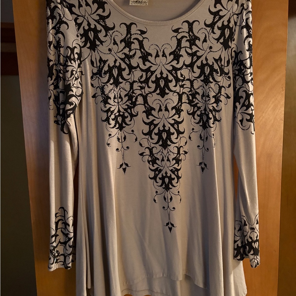 Vocal Mid length top with bead embellishments. Small. 95% Rayon & 5% Spandex.